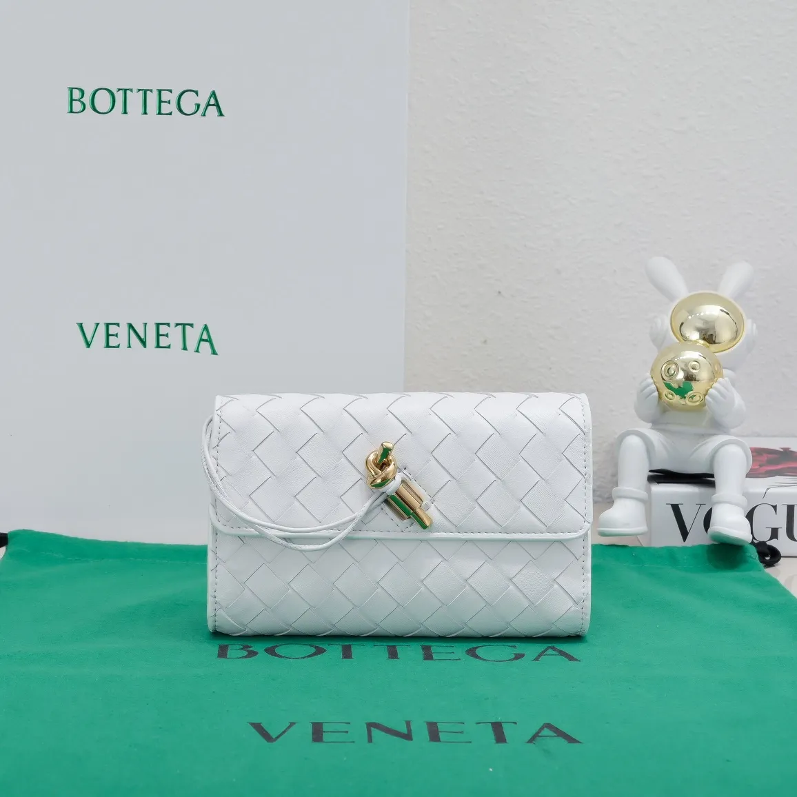 Batch 1160 BV Andiamo clutch wallet is super high-end🤎🤎How come the long clutch bag is so exquisite~ The braided style bag surface paired with all-copper hardware is really warm and high-end. The bag body is super light and can be grabbed easily! It can store a lot of small items and large mobile phones ~ very practical for daily use. Style number: 1504 Size: 19*11.5*3